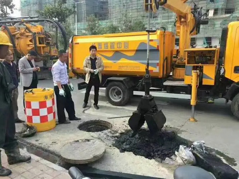 龙湖镇街道：网格员化身“清道夫”，为民解忧疏通“堵心”化粪池