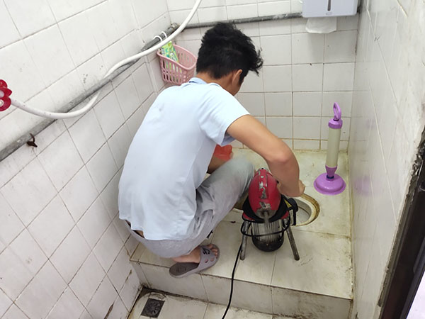 龙湖镇肥皂掉到马桶里把马桶堵住了怎么办？马桶堵住了怎么办