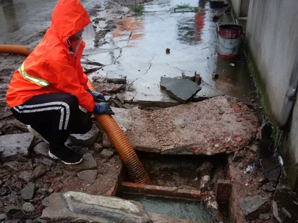 龙湖镇专业清理污水池 炜誉市政以规范流程守护城市 “肠道”